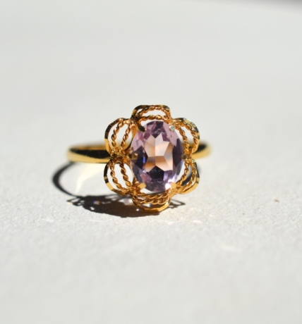 Bague ciselee et ajouree en Or jaune cisele en forme de fleur centree d'une amethyste - bague vintage