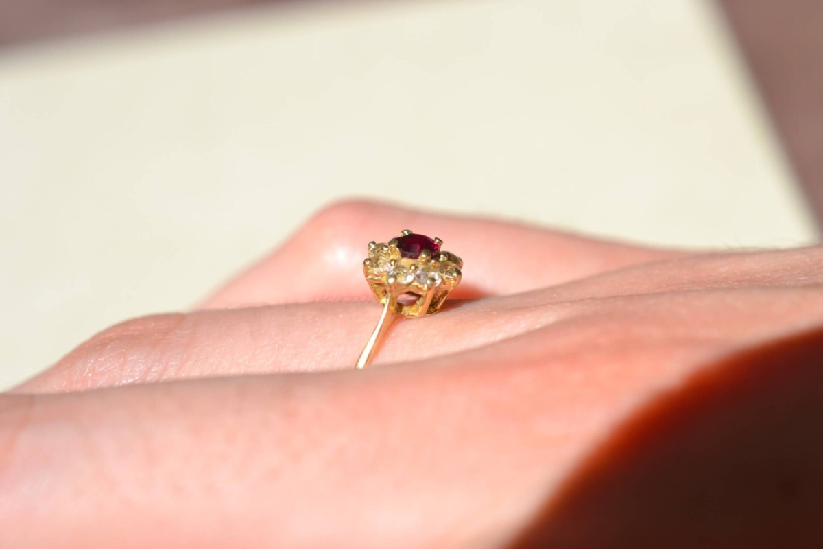Bague Marguerite en alliage d Or 14 carats sertie d un rubis synthetique Verneuil et d oxydes - bague fete des meres