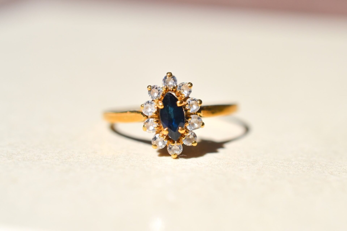 Bague Marguerite en Or jaune 18 carats sertie d un saphir et d oxydes - bague ancienne