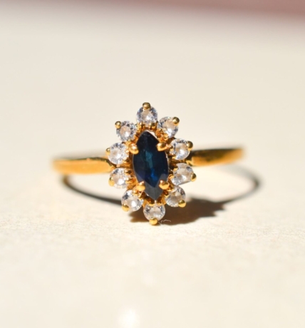 Bague Marguerite en Or jaune 18 carats sertie d un saphir et d oxydes - bague ancienne
