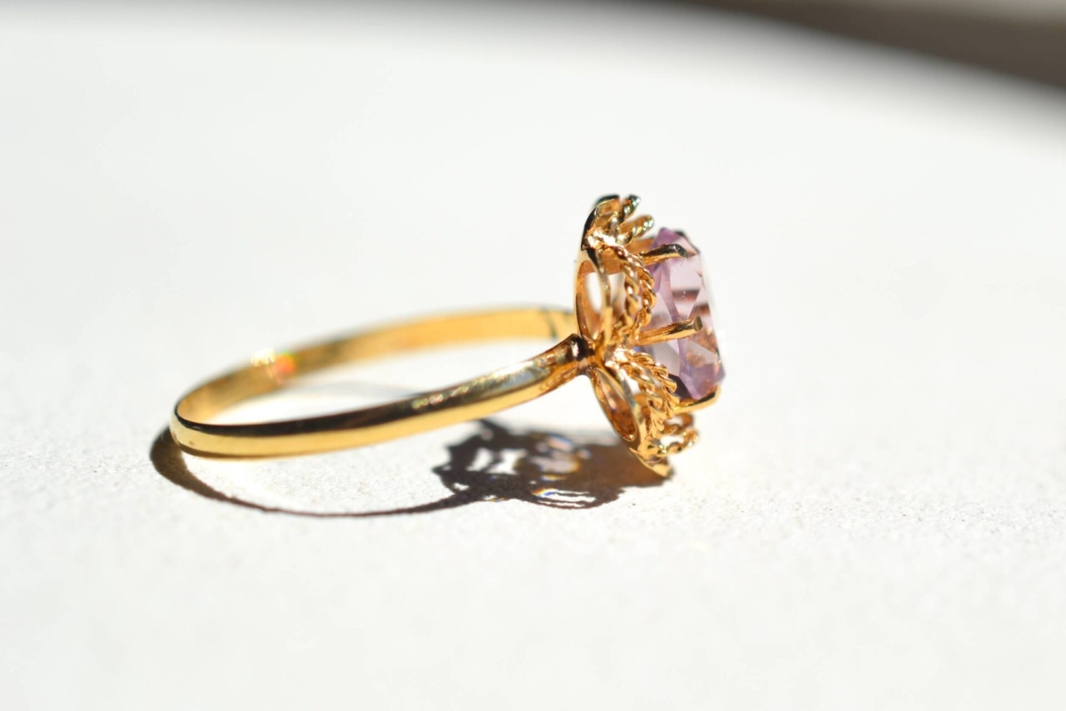 Bague ciselee et ajouree en Or jaune cisele en forme de fleur centree d'une amethyste - bague femme