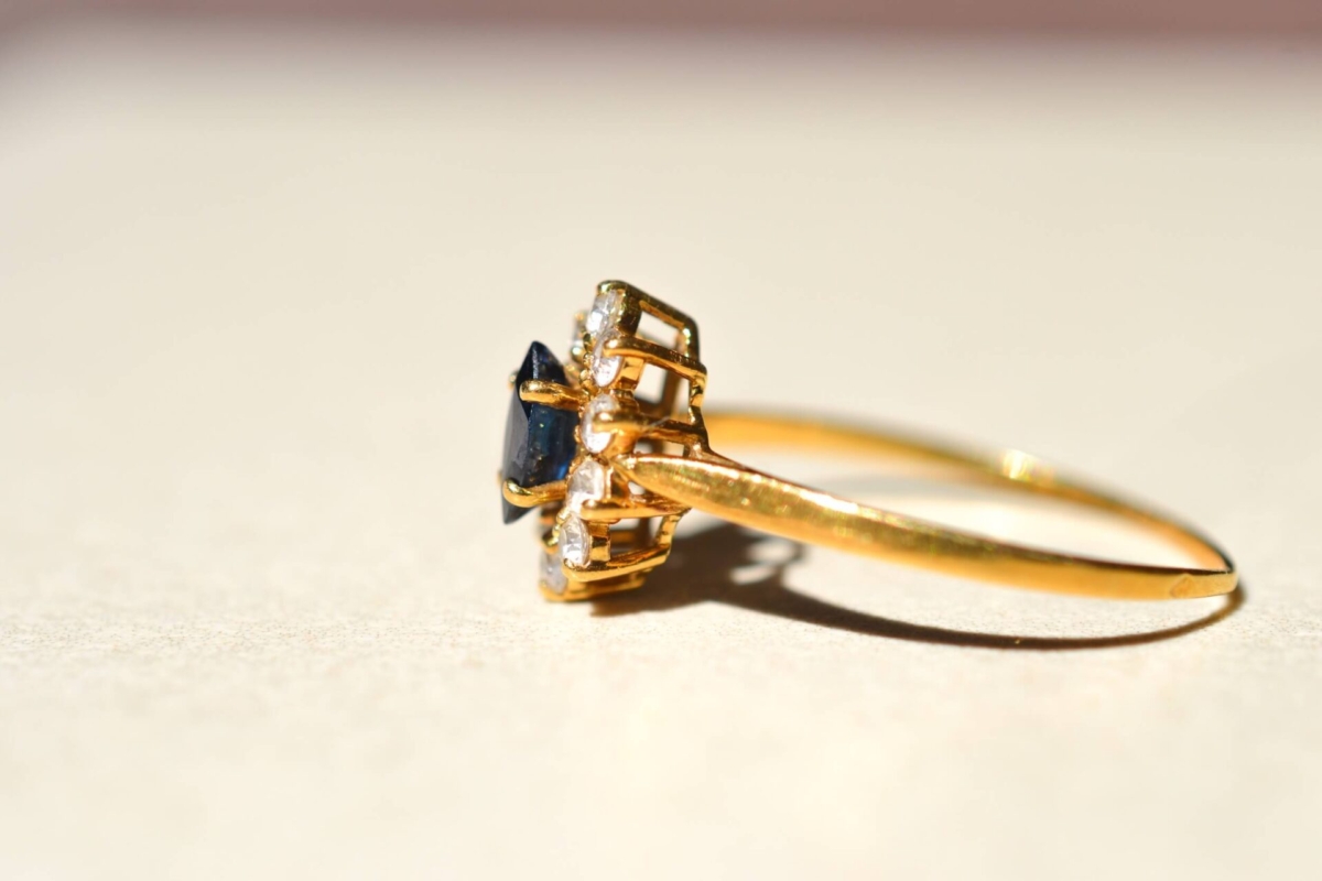 Bague Marguerite en Or jaune 18 carats sertie d un saphir et d oxydes - bague vintage