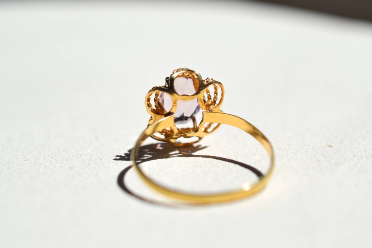 Bague ciselee et ajouree en Or jaune cisele en forme de fleur centree d'une amethyste - bague eco responsable