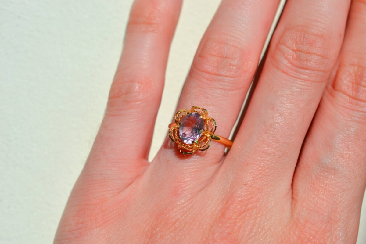 Bague ciselee et ajouree en Or jaune cisele en forme de fleur centree d'une amethyste - bague de seconde main