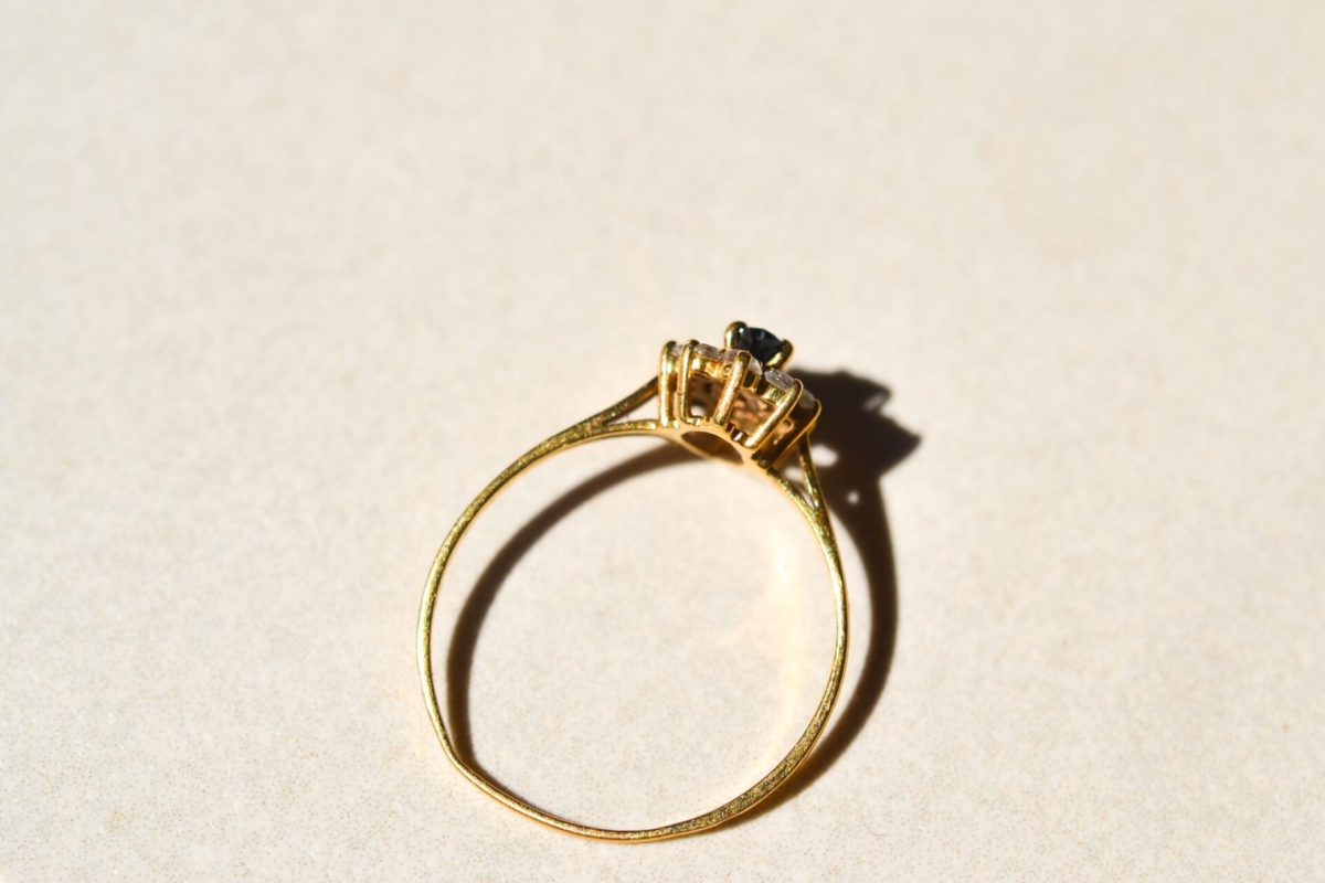 Bague Marguerite en Or jaune 18 carats sertie d un saphir et d oxydes - bague femme