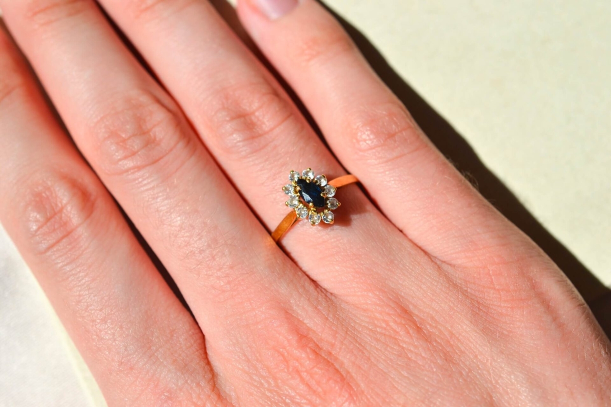 Bague Marguerite en Or jaune 18 carats sertie d un saphir et d oxydes - bague de seconde main