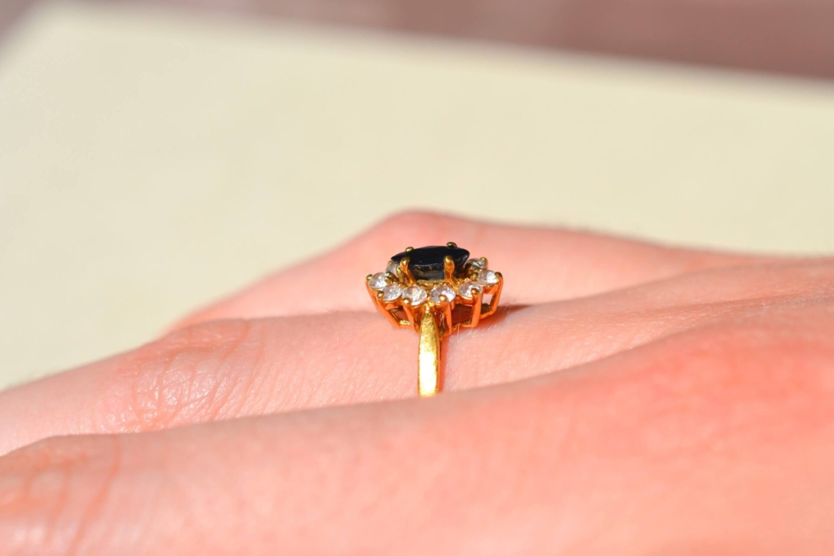 Bague Marguerite en Or jaune 18 carats sertie d un saphir et d oxydes - bague de fiancailles