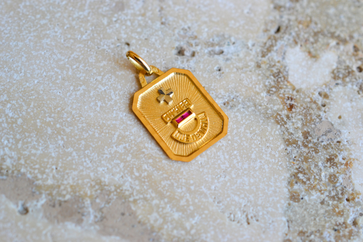Medaille rectangulaire + qu hier - que demain en Or jaune cisele orne de rubis taille baguette - pendentif vintage