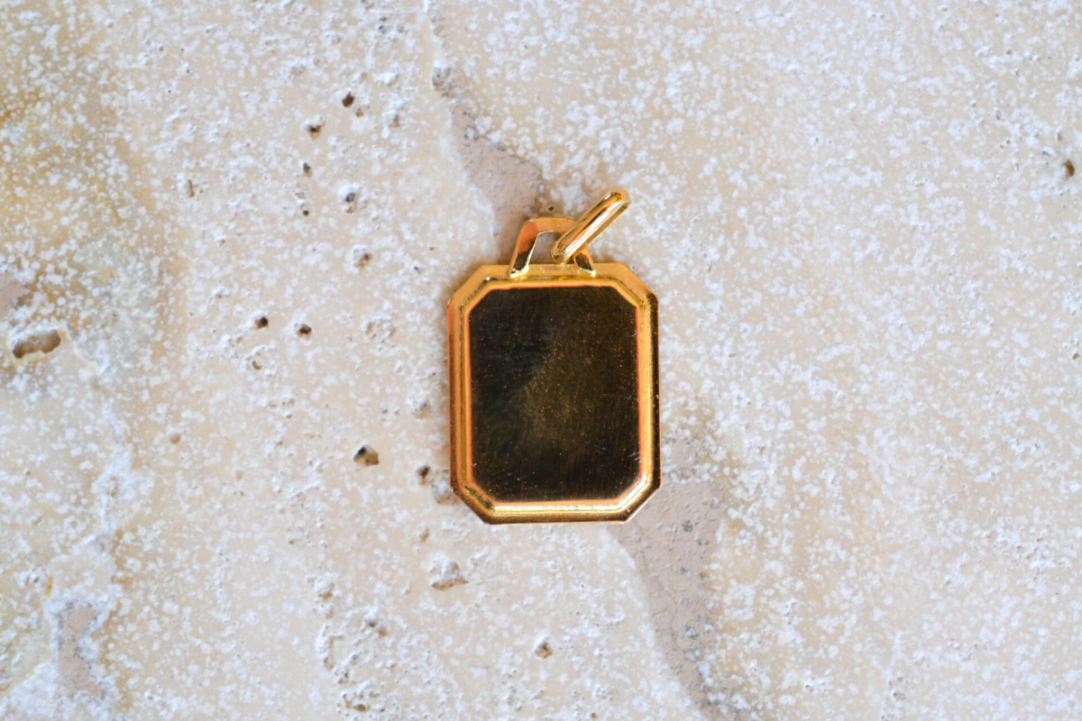 Medaille rectangulaire + qu hier - que demain en Or jaune cisele orne de rubis taille baguette - pendentif femme